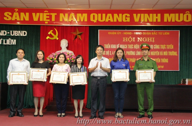 16 tập thể, 55 cá nhân được khen thưởng trong công tác triển khai dịch vụ công trực tuyến mức độ 3 lĩnh vực tư pháp cấp phường