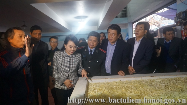 Bộ trưởng Bộ Y tế kiểm tra đột xuất công tác đảm bảo an toàn thực phẩm Tết trên địa bàn quận Bắc Từ Liêm