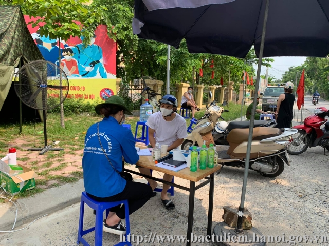 Description: Có thể là hình ảnh về một hoặc nhiều người, mọi người đang đứng và ngoài trời