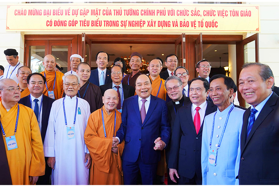 Description: https://tuyengiao.vn/Uploads/2022/2/14/29/van-dung-tu-tuong-ho-chi-minh-ve-doan-ket-ton-giao-trong-van-kien-dai-hoi-xiii.jpg