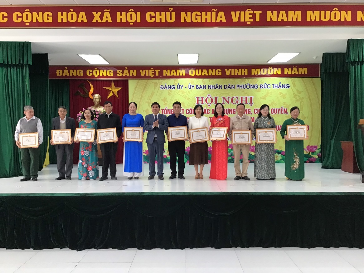 A group of people standing on a stageDescription automatically generated with medium confidence