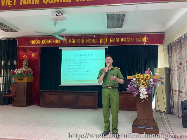A person standing in front of a screenDescription automatically generated with medium confidence
