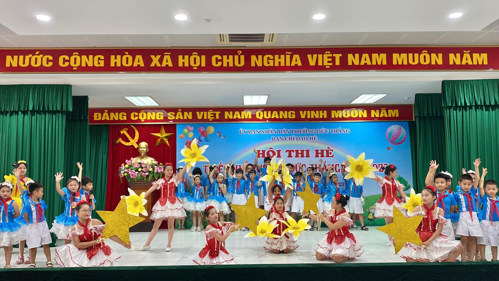 A group of children on a stageDescription automatically generated