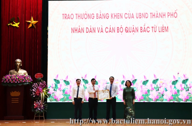 Description: Trao tặng Bằng khen của Chủ tịch UBND TP cho quận Bắc Từ Li&ecirc;m vì đã c&oacute; th&agrave;nh t&iacute;ch trong tham gia Cuộc thi viết về gương điển h&igrave;nh ti&ecirc;n tiến, NTVT năm 2023.