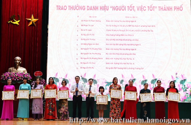 Description: Lãnh đạo TP và qu&acirc;̣n trao thưởng danh hi&ecirc;̣u NTVT cho các cá nh&acirc;n.