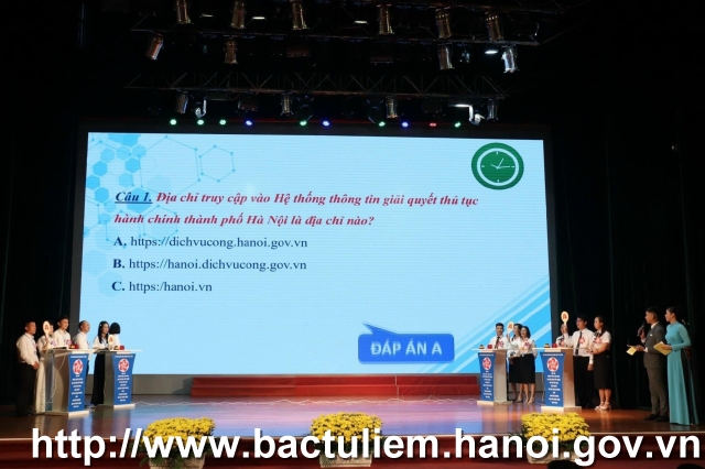 Description: A group of people on stageDescription automatically generated