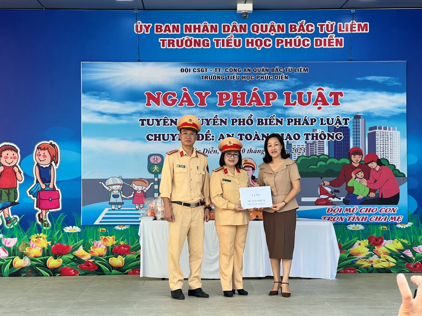 Description: E:\2023\Báo chí năm 2023\Tháng 11.2023\New folder\Tặng quà nhà trường.jpg
