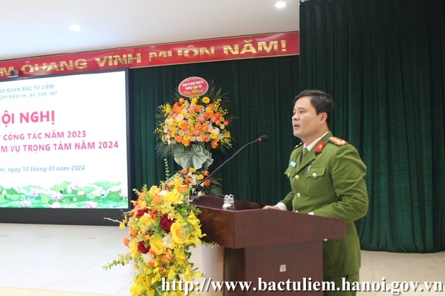 Description: Thượng tá Nguyễn Bá Ngự, Phó trưởng CAQ Bắc Từ Liêm đại diện Cơ quan Thường trực các Ban Chỉ đạo báo cáo kết quả công tác năm 2023