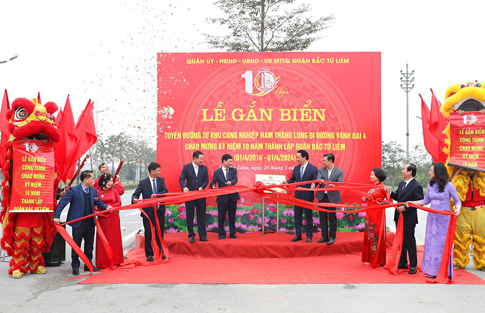 Description: Lãnh đạo qu&acirc;̣n và các đại bi&ecirc;̉u&nbsp; thực hi&ecirc;̣n nghi thức gắn bi&ecirc;̉n c&ocirc;ng trình&nbsp;tuyến đường từ khu c&ocirc;ng nghiệp Nam Thăng Long đi đường v&agrave;nh đai 4