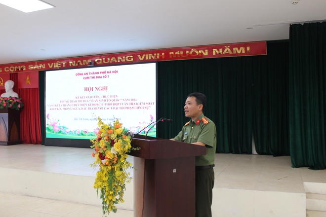 Description: Đại tá Mai Tùng Lâm, Phó trưởng CAQ Nam Từ Liêm thông qua nội dung giao ước thi đua
