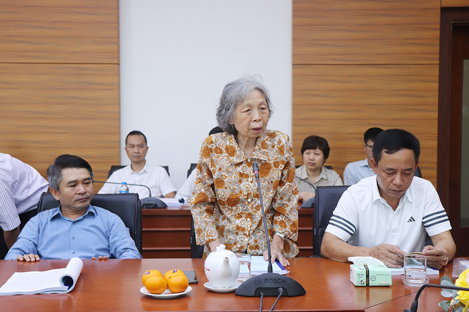 Bà Văn Minh Tâm - con gái cả của Đại tướng Văn Tiến Dũng chia sẻ tại tọa đàm.