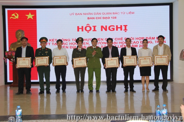 Lãnh đạo công an Quận trao giấy khen cho các tập thể và cá nhân