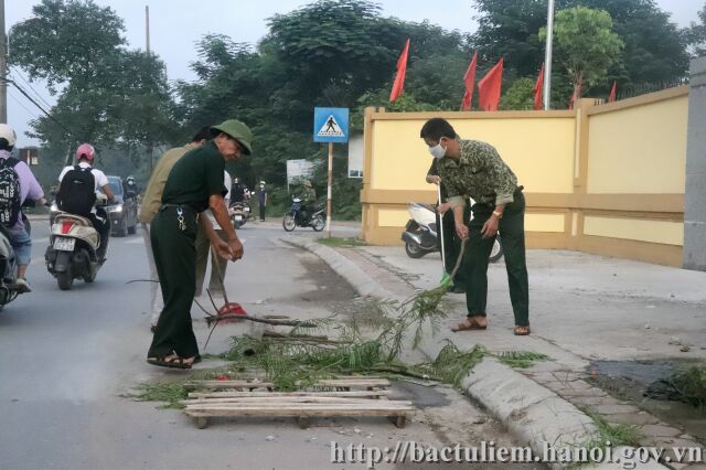 Phường Cổ Nhuế 2 ra quân tổng vệ sinh môi trường, bóc xóa quảng cáo rao vặt