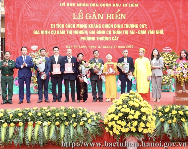 Quận Bắc Từ Liêm tổ chức thành công Lễ gắn biển di tích cách mạng kháng chiến đình Thượng Cát; gia đình cụ Đàm Thị Nghiên; gia đình cụ Trần Thị An - Đàm Văn Nhỡ, phường Thượng Cát