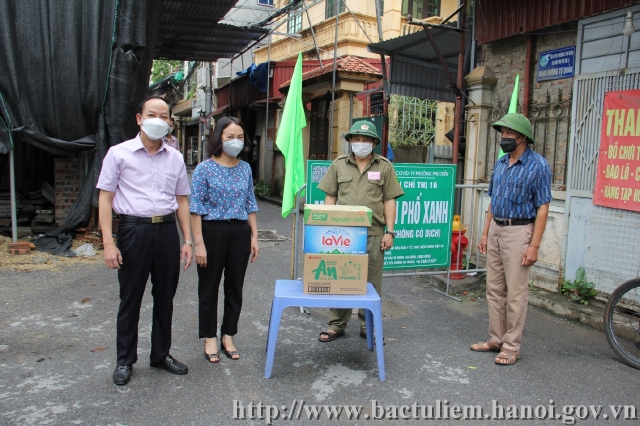 Lãnh đạo quận Bắc Từ Liêm thăm động viên các điểm trực chốt phòng, chống dịch Covid-19 tại phường Phú Diễn