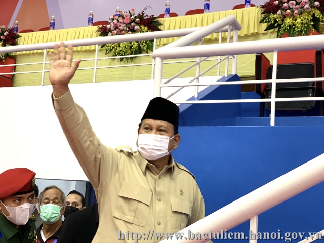 Bộ trưởng Bộ Quốc phòng Indonesia Prabowo Subianto đến nhà thi đấu quận Bắc Từ Liêm chào, tham dự và động viên các vận động viên nước Indonesia thi tứ kết Pencak Silat