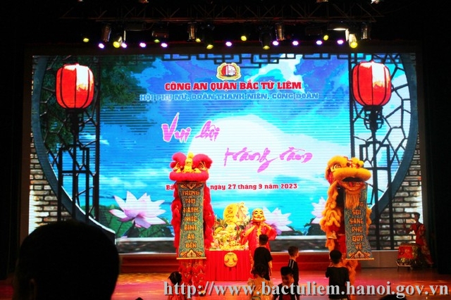 Vui hội trăng rằm của con em CBCS Công an quận Bắc Từ Liêm