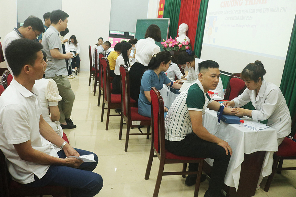 Bắc Từ Liêm khám sức khỏe, tầm soát ung thư miễn phí cho 862 công nhân