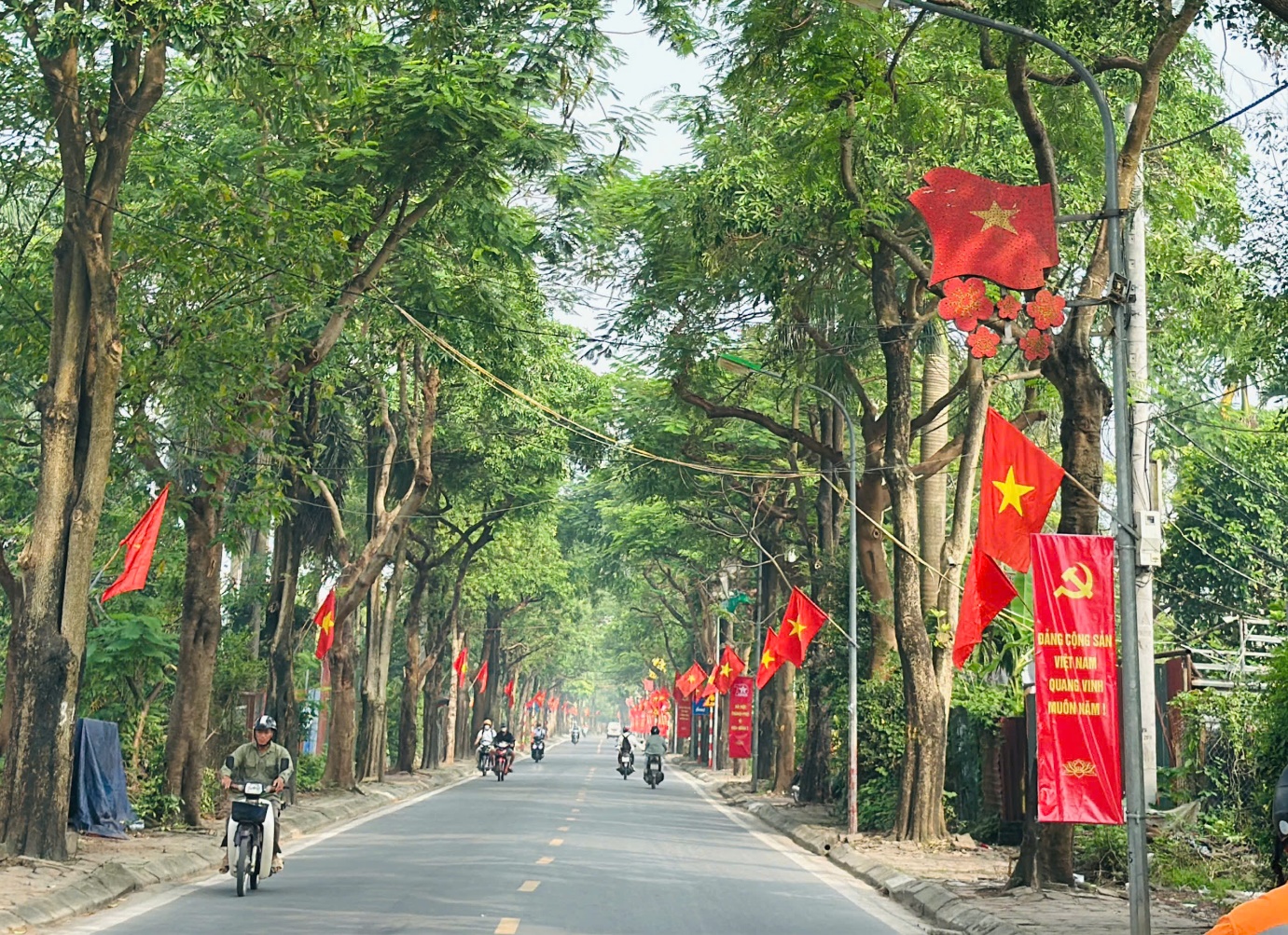 Đường phố quận Bắc Từ Liêm trang hoàng chào mừng kỷ niệm 70 năm Ngày Giải phóng Thủ đô.