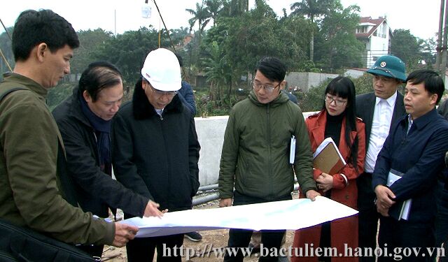 Đồng chí Bí thư Quận ủy Trương Quang Thiều kiểm tra tiến độ thực hiện Dự án tuyến đường nối từ Phạm Văn Đồng đi khu Công nghiệp Nam Thăng Long